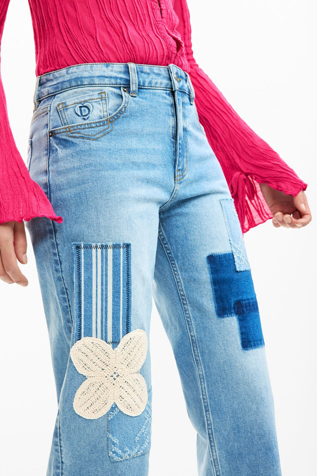 Pantalon en jean patch crochet