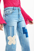 Pantalon en jean patch crochet