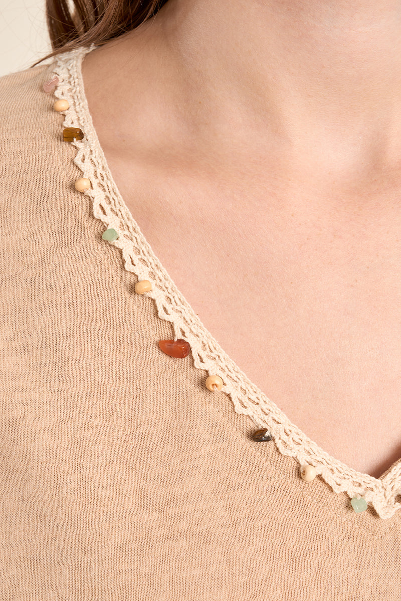 T-shirt col V, broderie et perles