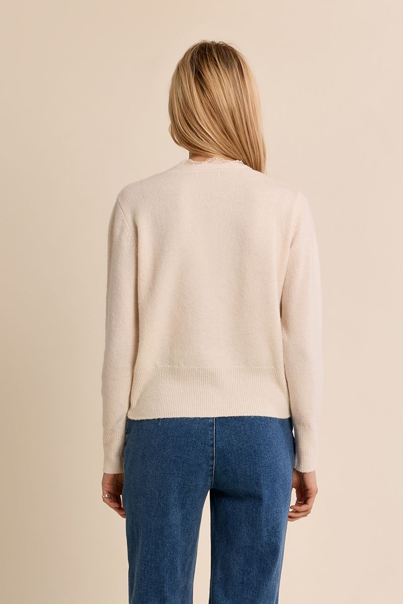 Cardigan court festonné de dentelle Crème Molly Bracken – vue 4