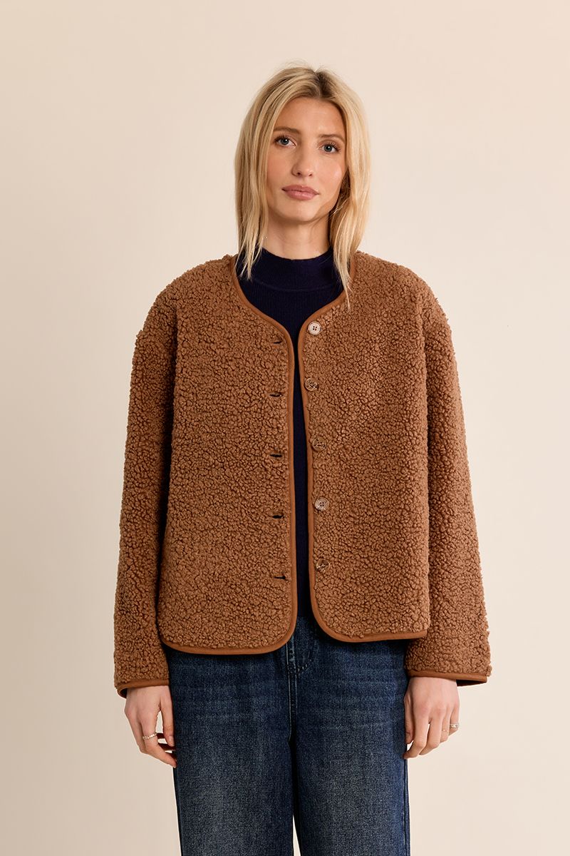 Veste boutonnée imitation mouton Camel Molly Bracken – vue 5