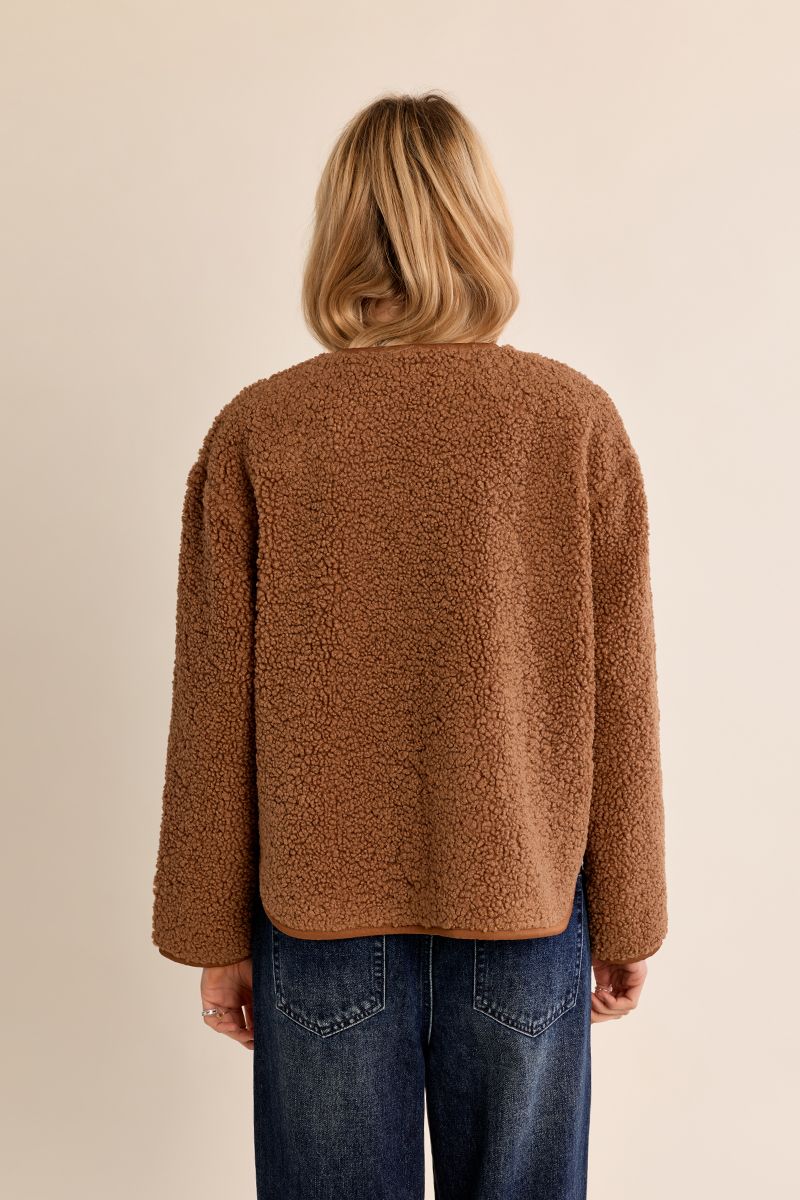 Veste boutonnée imitation mouton Camel Molly Bracken – vue 4